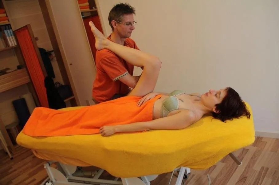 Cornel Koller durante una seduta di Rolfing® nel suo studio di Lugano